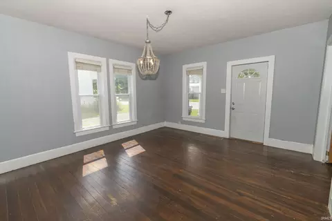 806 E Walnut St, Nappanee, IN 46550 photo 5