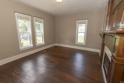 806 E Walnut St, Nappanee, IN 46550 photo 6