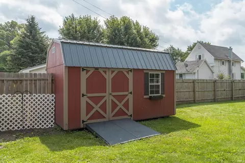806 E Walnut St, Nappanee, IN 46550 photo 37