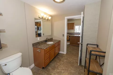 806 E Walnut St, Nappanee, IN 46550 photo 14