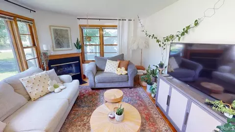 Living - 425 E Dodds St, Bloomington, IN 47401 photo 2 of 3