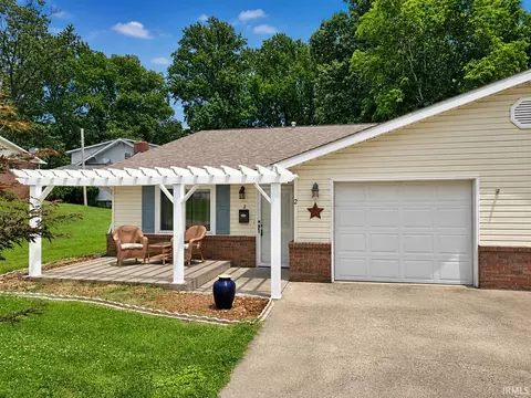 2 Woodmere Dr, Washington, IN 47501