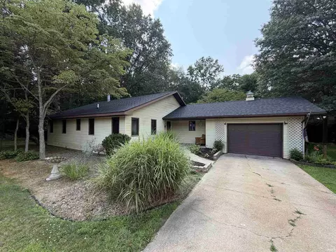 51565 Maplewood Dr, Elkhart, IN 46514