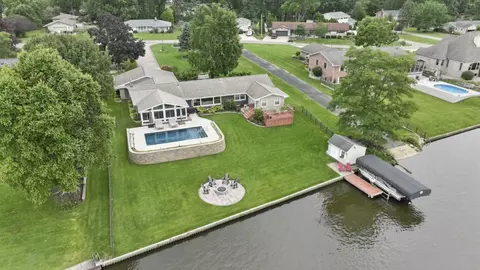 56045 Riverdale Dr, Elkhart, IN 46514