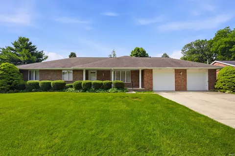 2211 W Woodmont Dr, Muncie, IN 47304