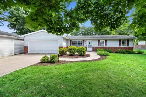 221 W 8th St, Matthews, IN 46957