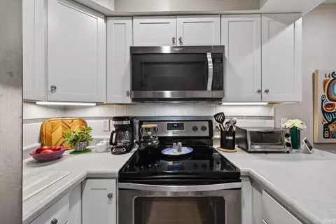 Kitchen - 4062 Eagle Bay Dr, Bloomington, IN 47401 photo 2 of 8