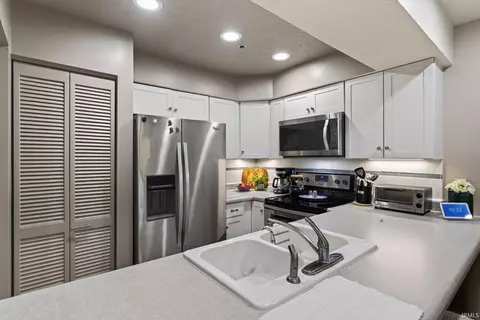 Kitchen - 4062 Eagle Bay Dr, Bloomington, IN 47401 photo 5 of 8