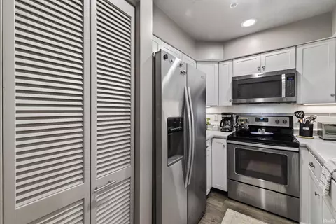 Kitchen - 4062 Eagle Bay Dr, Bloomington, IN 47401 photo 3 of 8