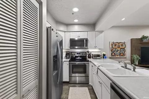 Kitchen - 4062 Eagle Bay Dr, Bloomington, IN 47401 photo 1 of 8