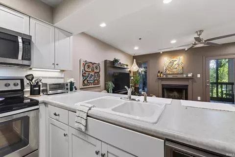 Kitchen - 4062 Eagle Bay Dr, Bloomington, IN 47401 photo 4 of 8