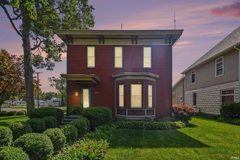 302 S Main St, Middlebury, IN 46540