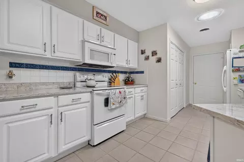 Kitchen - 800 Walnut Rdg W, Logansport, IN 46947 photo 2 of 3