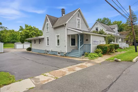 208 E Whitley St, Churubusco, IN 46723