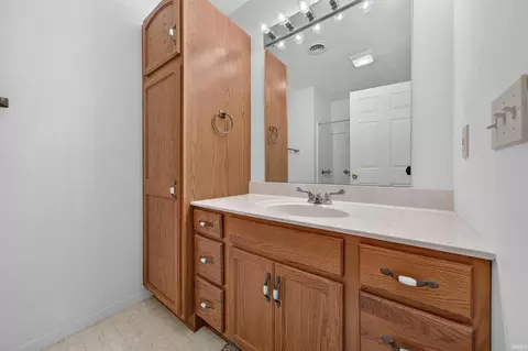 Bath - 820 Walnut Rdg W, Logansport, IN 46947 photo 2 of 3