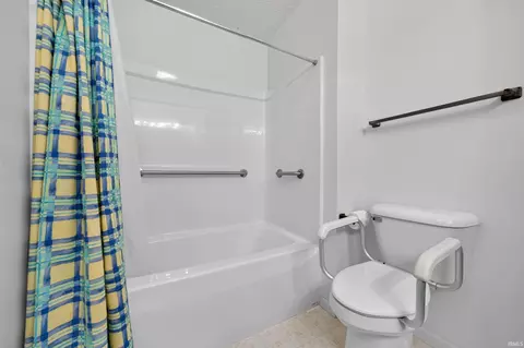Bath - 820 Walnut Rdg W, Logansport, IN 46947 photo 1 of 3