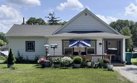 33 S West St, Lake Cicott, IN 46942