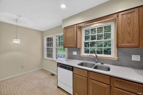 Kitchen - 2631 Windermere Woods Dr, Bloomington, IN 47401 photo 3 of 4