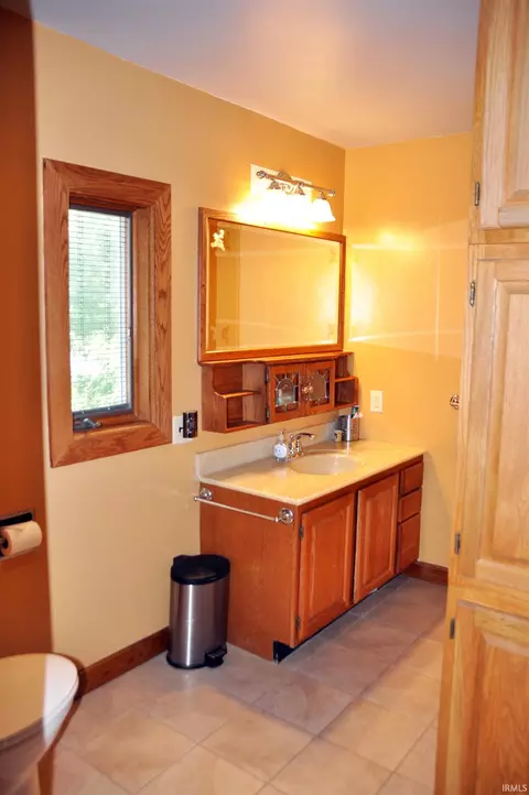 Bath - 712 E Keyser St, Garrett, IN 46738 photo 2 of 3