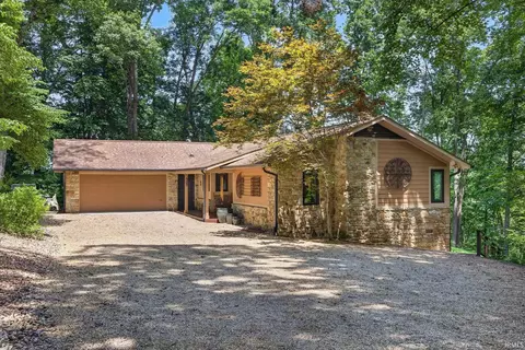 626 Town Hill Rd E, Nashville, IN 47448