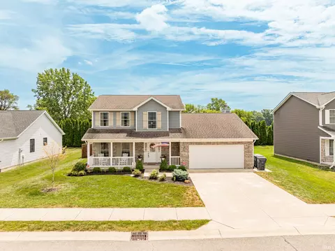 9805 Oak Hammock Dr, Yorktown, IN 47396