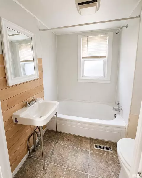Bath - 3114 W Devon Rd, Muncie, IN 47304 photo 2 of 4