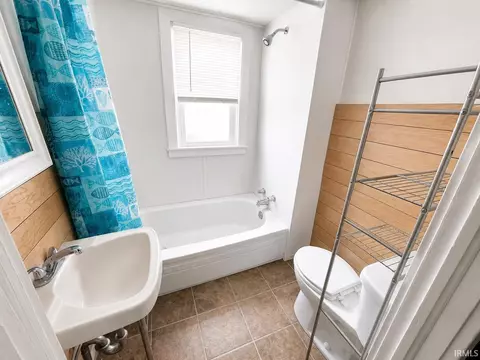 Bath - 3114 W Devon Rd, Muncie, IN 47304 photo 1 of 4