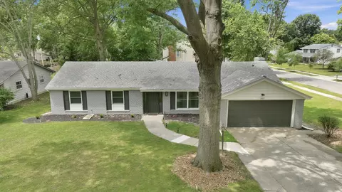2227 Lakeland Ln, Fort Wayne, IN 46815