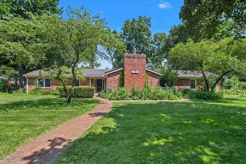 52770 Brooktrails Dr, South Bend, IN 46637