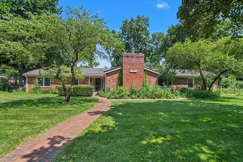 52770 Brooktrails Dr, South Bend, IN 46637