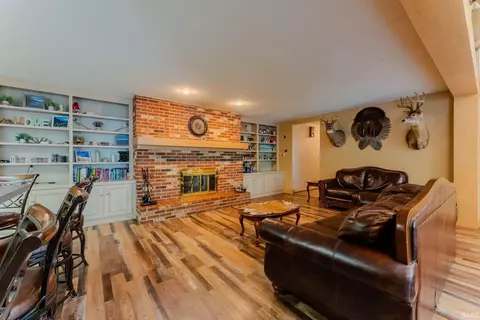 Living - 511 Crown Hill Dr E, Wabash, IN 46992 photo 4 of 5