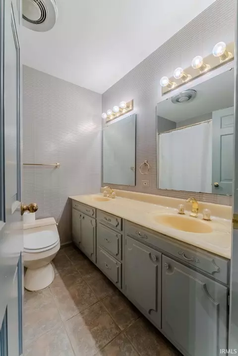 Bath - 511 Crown Hill Dr E, Wabash, IN 46992 photo 6 of 6