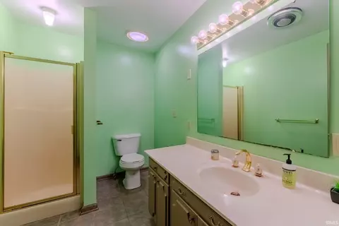 Bath - 511 Crown Hill Dr E, Wabash, IN 46992 photo 5 of 6