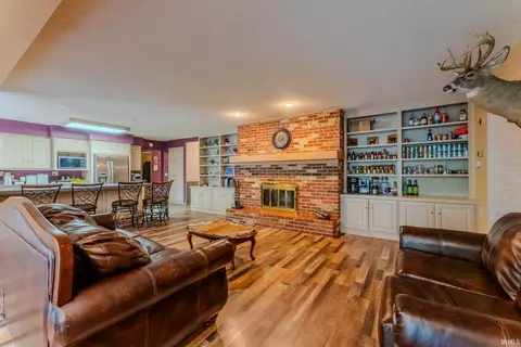 Living - 511 Crown Hill Dr E, Wabash, IN 46992 photo 3 of 5
