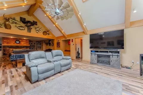 Living - 511 Crown Hill Dr E, Wabash, IN 46992 photo 2 of 5