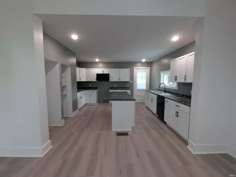 Entry Way - 9 E Flora St, Washington, IN 47501 photo 1 of 2