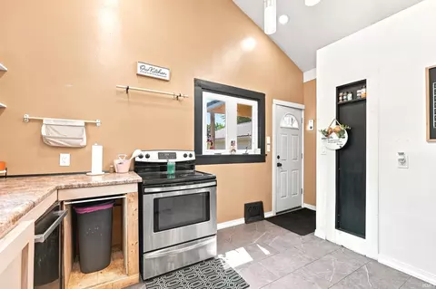 Entry Way - 602 S Wayne St, Hamilton, IN 46742 photo 2 of 2