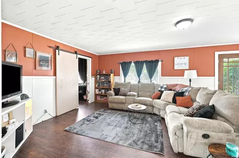 Living - 602 S Wayne St, Hamilton, IN 46742 photo 2 of 3