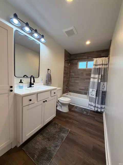 Bath - 525 Circle Dr, Fairmount, IN 46928 photo 3 of 3
