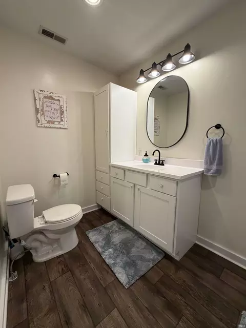 Bath - 525 Circle Dr, Fairmount, IN 46928 photo 1 of 3