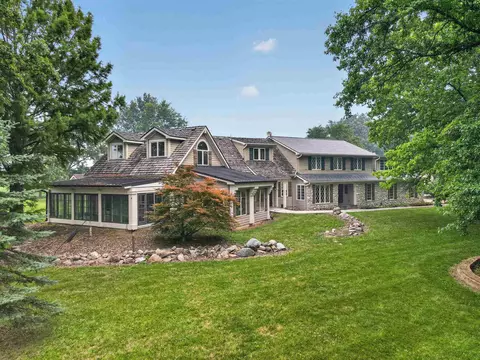 8027 Woodwind Dr, Hoagland, IN 46745