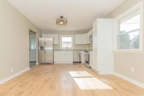 Living - 3116 Pollack Ave, Evansville, IN 47714 photo 3 of 4