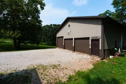 12800 Spurgeon Rd, Lynnville, IN 47619