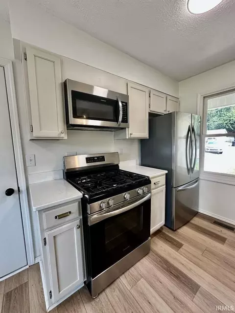 Kitchen - 5927 S Phyllis Ct, Bloomington, IN 47403 photo 3 of 4