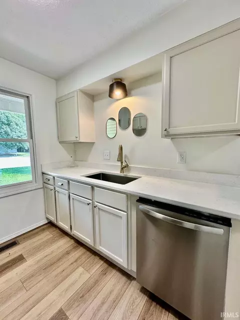 Kitchen - 5927 S Phyllis Ct, Bloomington, IN 47403 photo 2 of 4