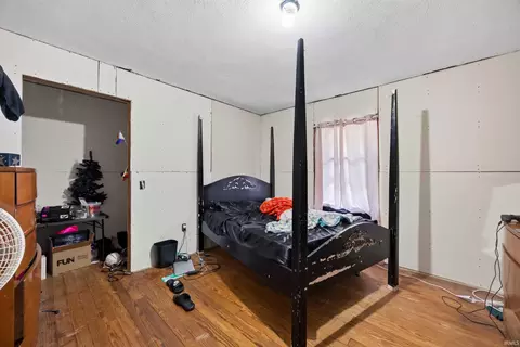 Bedroom - 1325 Fleenor Rd, Mitchell, IN 47446 photo 3 of 6