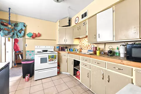 Kitchen - 508 E 9th St, Auburn, IN 46706 photo 3 of 4