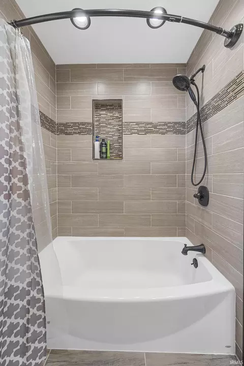 Bath - 1548 Gregory Ln, Jasper, IN 47546 photo 3 of 4