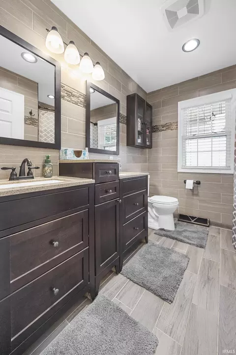 Bath - 1548 Gregory Ln, Jasper, IN 47546 photo 2 of 4