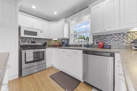 Kitchen - 1548 Gregory Ln, Jasper, IN 47546 photo 2 of 6